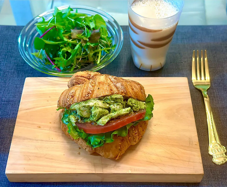 Snapdishの料理写真:バジルチキンサンド🥐|にゃあ（芸名）さん