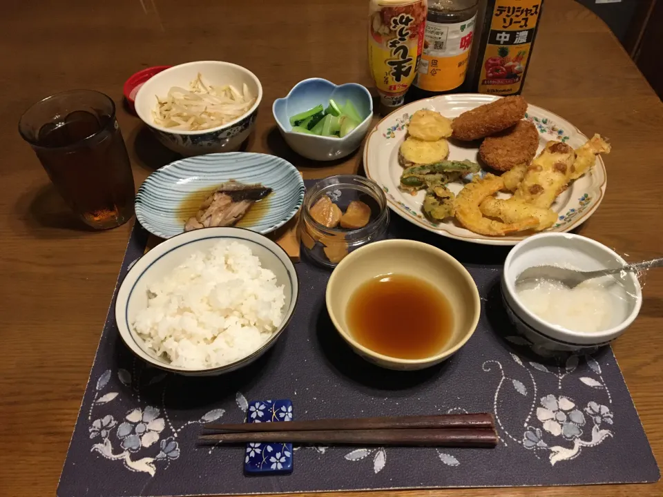 ご飯、天ぷら盛り合わせ、天つゆ＋大根おろし＋おろし生姜、コロッケ、ぶり照り、小松菜のお浸し、もやしのお浸し、沢庵、烏龍茶(夕飯)|enarinさん