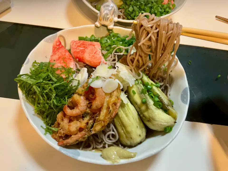 Snapdishの料理写真:茄子の🍆焼き浸し、小エビ🍤のかき揚げ、カニカマ🦀、白ネギ、ワケギ、大葉をトッピングの冷たいお蕎麦　大盛りで。|Takeshi  Nagakiさん