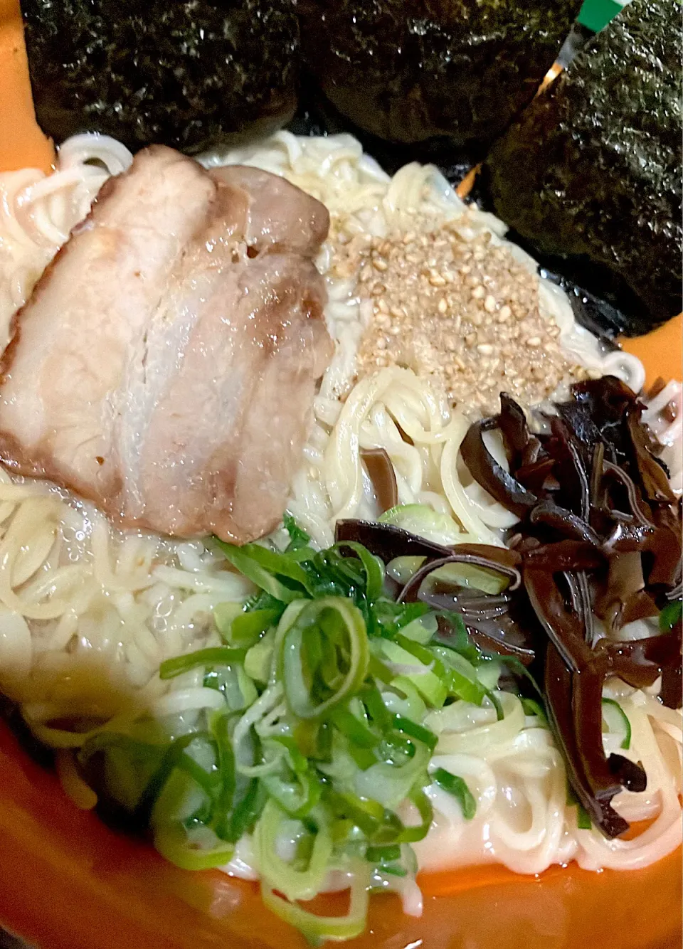 今日はファミマ飯 【久留米ラーメン】🍜とんこつラーメンは久留米がやはり好き♡ なんだけど九州とんこつラーメンや中華はセブンがダントツ でもセブン迄行けなくて仕方なくファミマ🍜 以前よりは具材、麺、スープもマシになってはいたけどイマイチ⤵️ やはりセブン迄行けば良かった😭|🐈⸒⸒⸒⸒つるのダンス🐈🐾さん