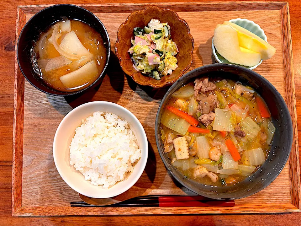 今日の夜ご飯(八宝菜、コールスロー、じゃがいも玉ねぎ味噌汁、りんご)|cocomikaさん