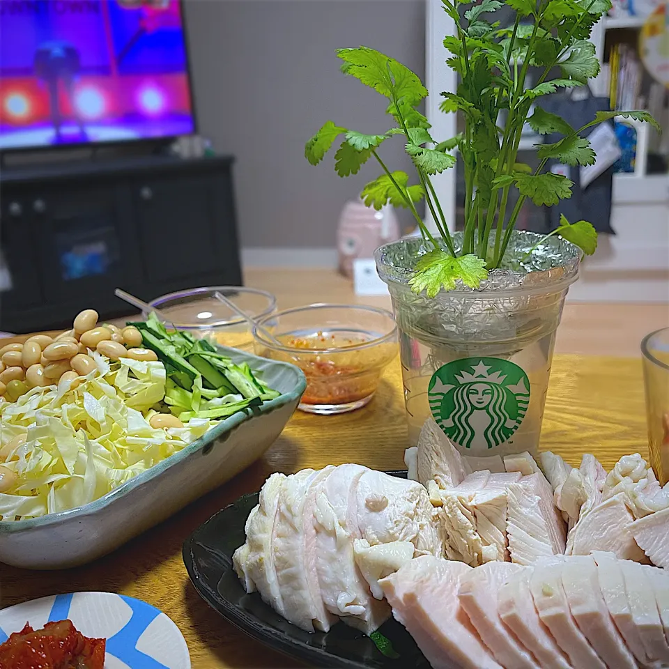 パクチーを刈り取りながら蒸し鶏|あやさん