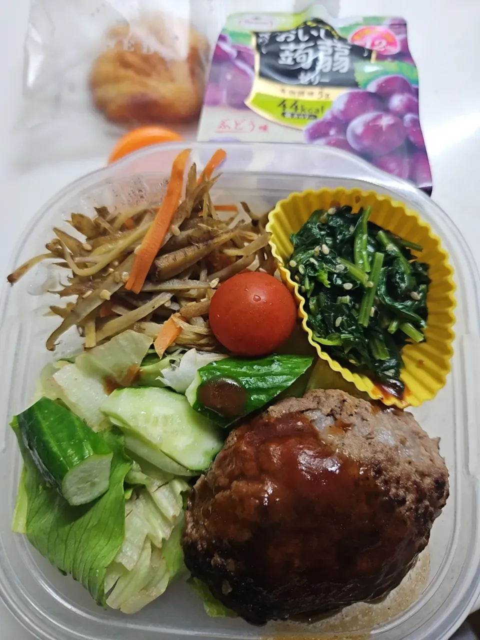 Snapdishの料理写真:☆高１弁当☆玄米入りごはん、ハンバーグ、サラダ、ほうれん草ナムル、金平牛蒡、蒟蒻ゼリー、マドレーヌ|ｼｮｺﾗさん