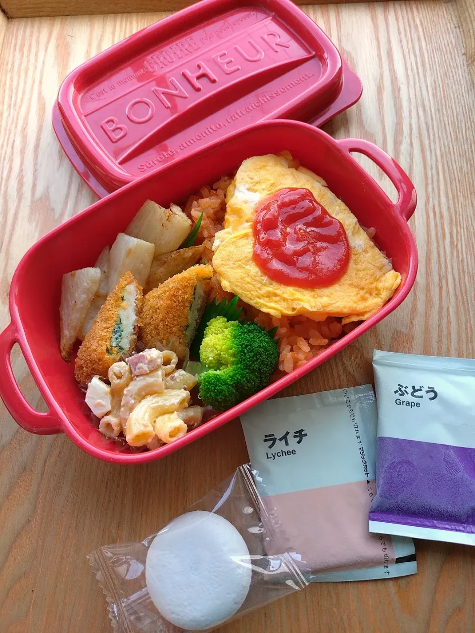 娘のお弁当
オムライス
長いもの唐揚げ
マカロニサラダ
ささみフライ（冷食）
ブロッコリー|みわさん