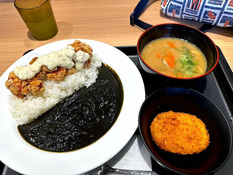 松のやの本格唐揚げ黒カレー豚汁セット（並盛）にサービス券でコロッケ追加|マハロ菊池さん