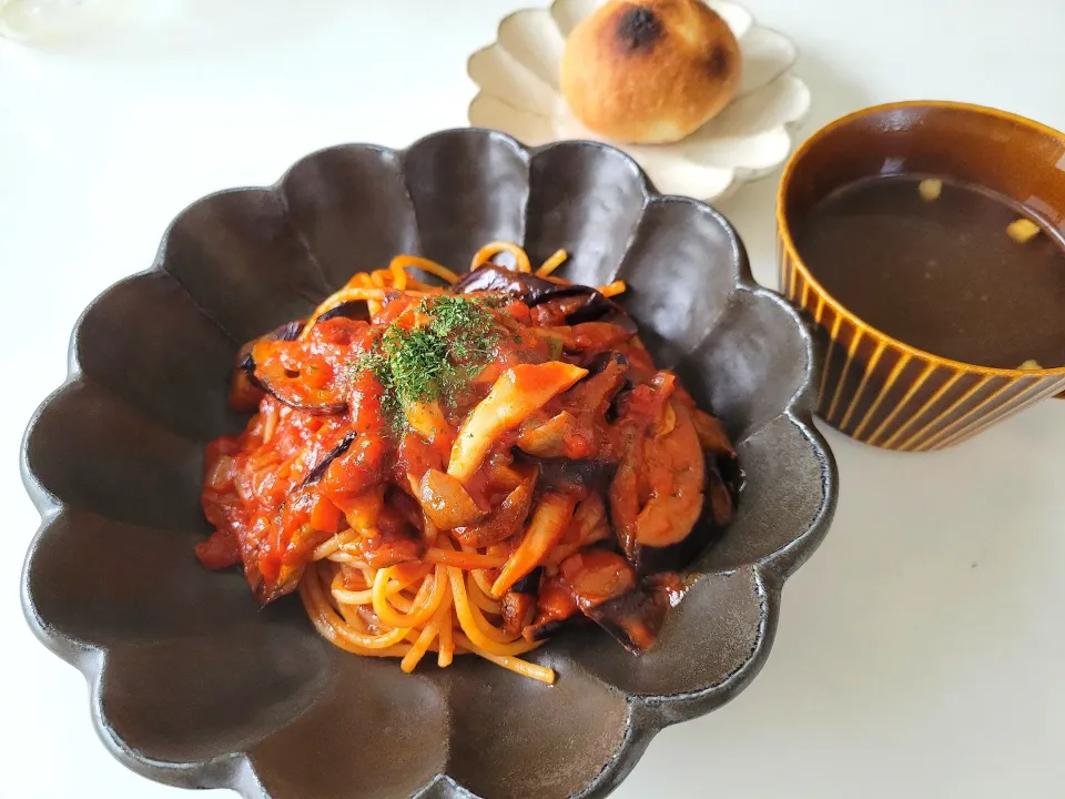 茄子としめじのトマトソースパスタ|まめすけさん