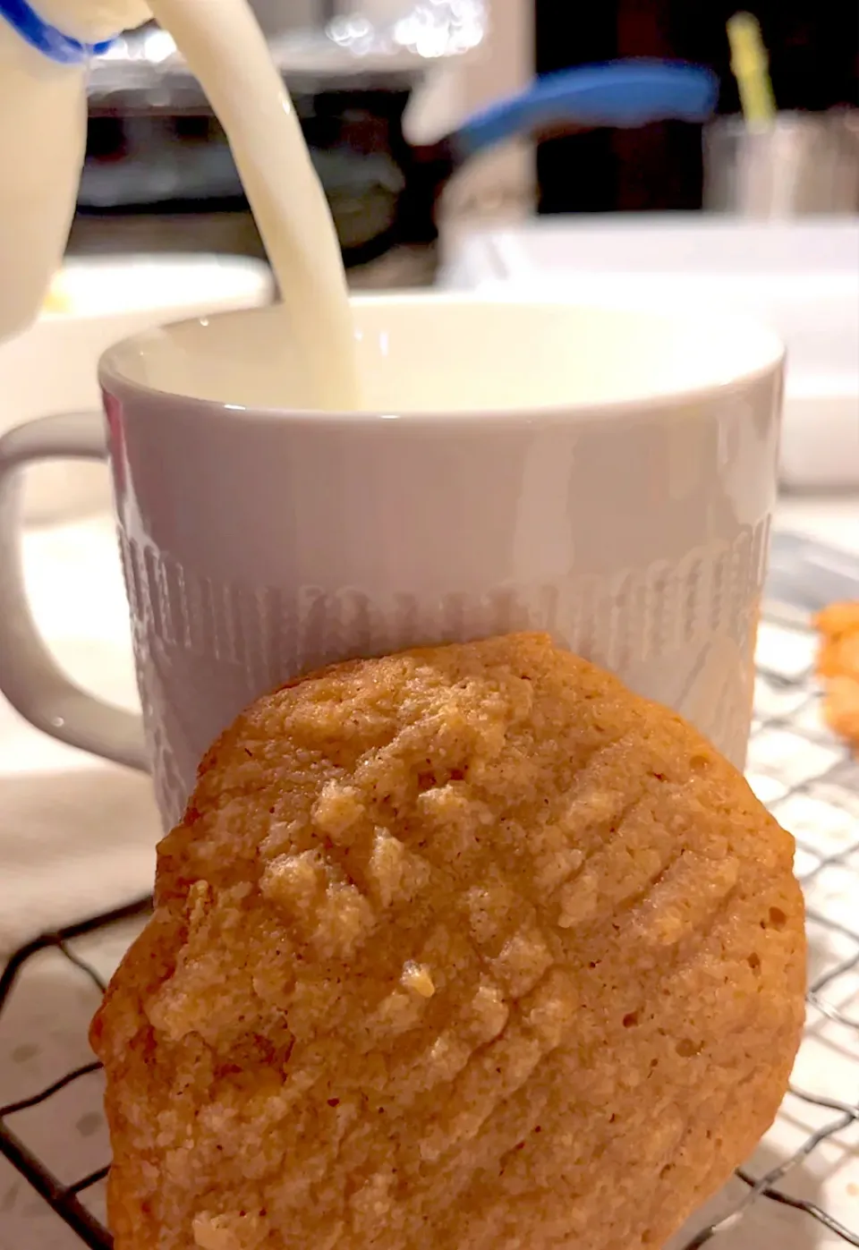 Milk and freshly baked peanut butter cookies|🌺IAnneさん