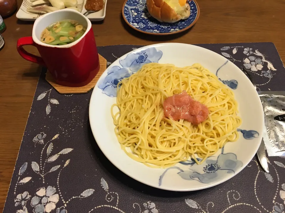 Snapdishの料理写真:生たらこスパゲッティ、レーズンロールパンサンドイッチ、ワカメ＆揚げニンニク＆揚げ玉ねぎ＆茹で小松菜入りタマネギスープ、六条麦茶(昼飯)|enarinさん