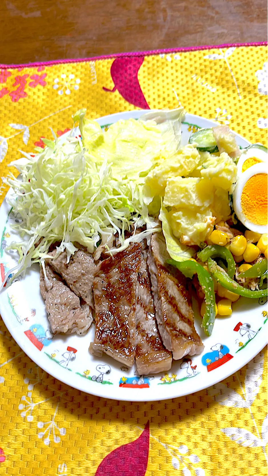 Snapdishの料理写真:ステーキ🥩　ピーマン🫑炒め　ポテトサラダ🥗　キャベツ　レタス🥬　茹で卵|4jinoanataさん