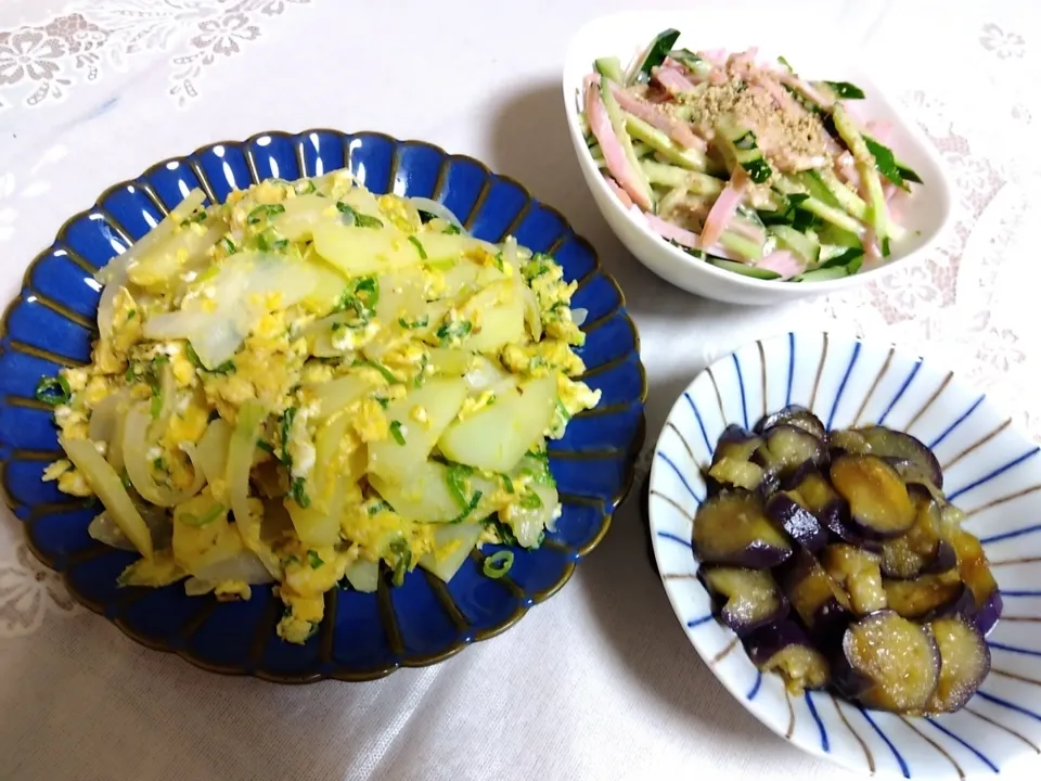 Snapdishの料理写真:昆布茶使って野菜卵炒め、ハムきゅうりサラダ、なすオイル蒸し生姜甘醤油|m.rafuさん