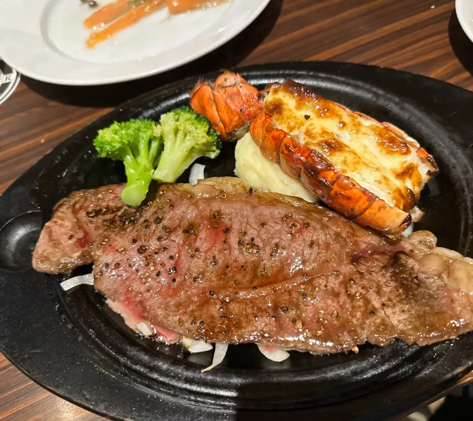 Snapdishの料理写真:黒毛和牛のレモンステーキ🍋🥩とロブスターの黄金焼き🦞|buhizouさん