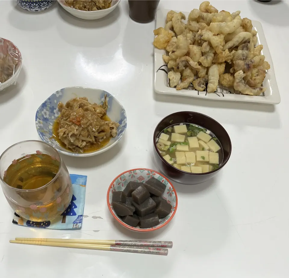 晩御飯☆豚もやしの味噌炒め☆イカのフリット☆蒟蒻煮☆みそ汁（高野豆腐・ワカメミックス）|Saharaさん