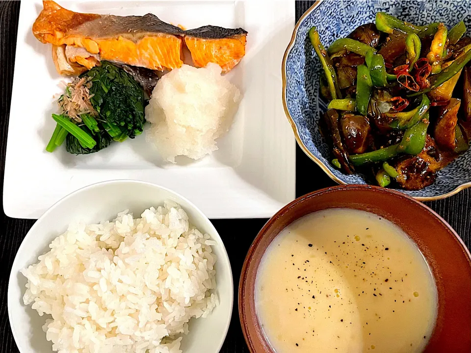 Snapdishの料理写真:鮭と麻婆茄子のお夕飯|みーぬさん