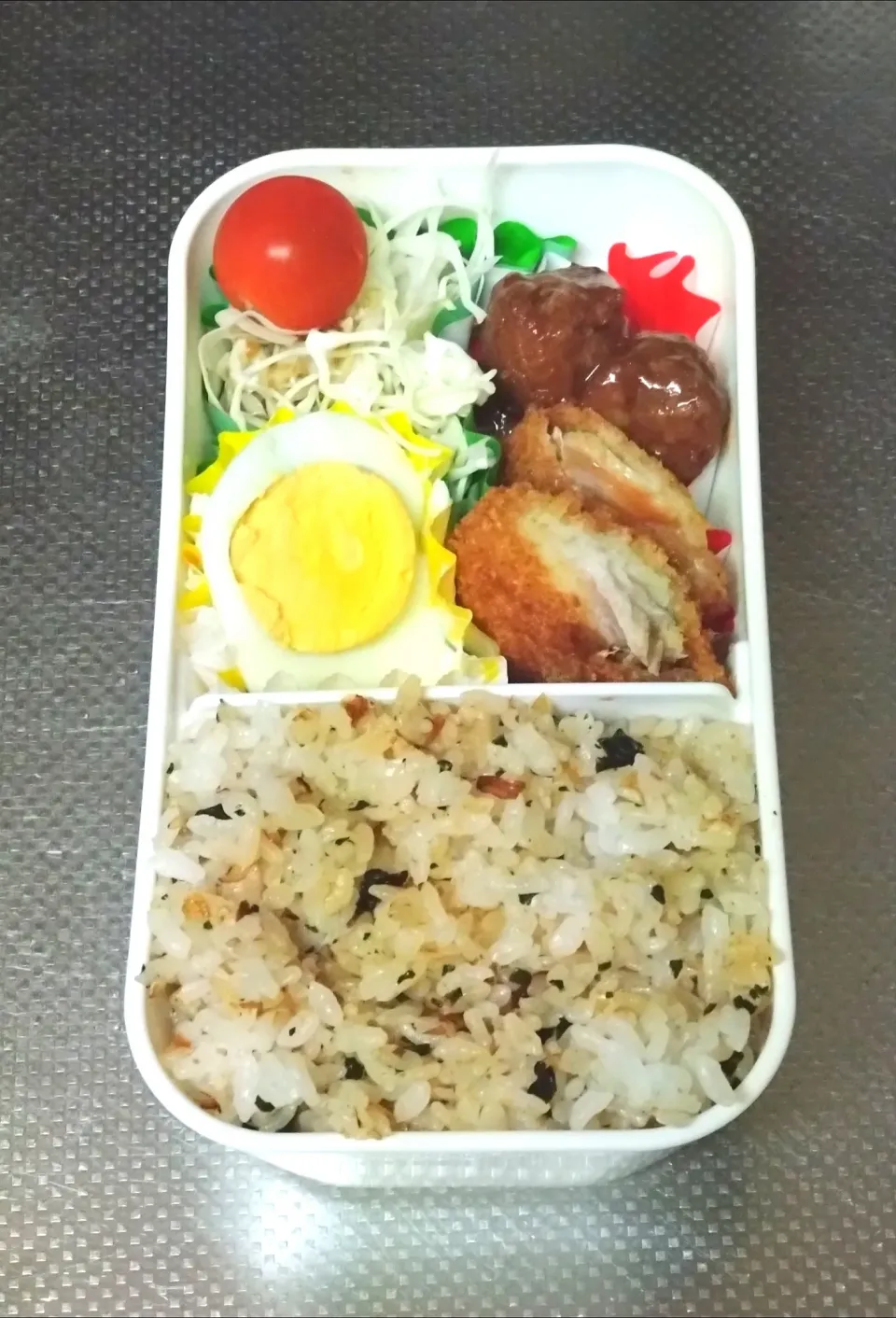 白身魚フライとミートボール弁当|黒川克博さん