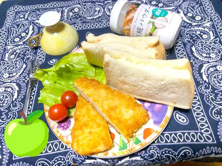 Snapdishの料理写真:☕🍞🌄朝食。あじフライ。ポテトサンド、サラダ大量に作り置きシンプルに。
料理に合わせきゅうり、ハム付け加えます。|りささん