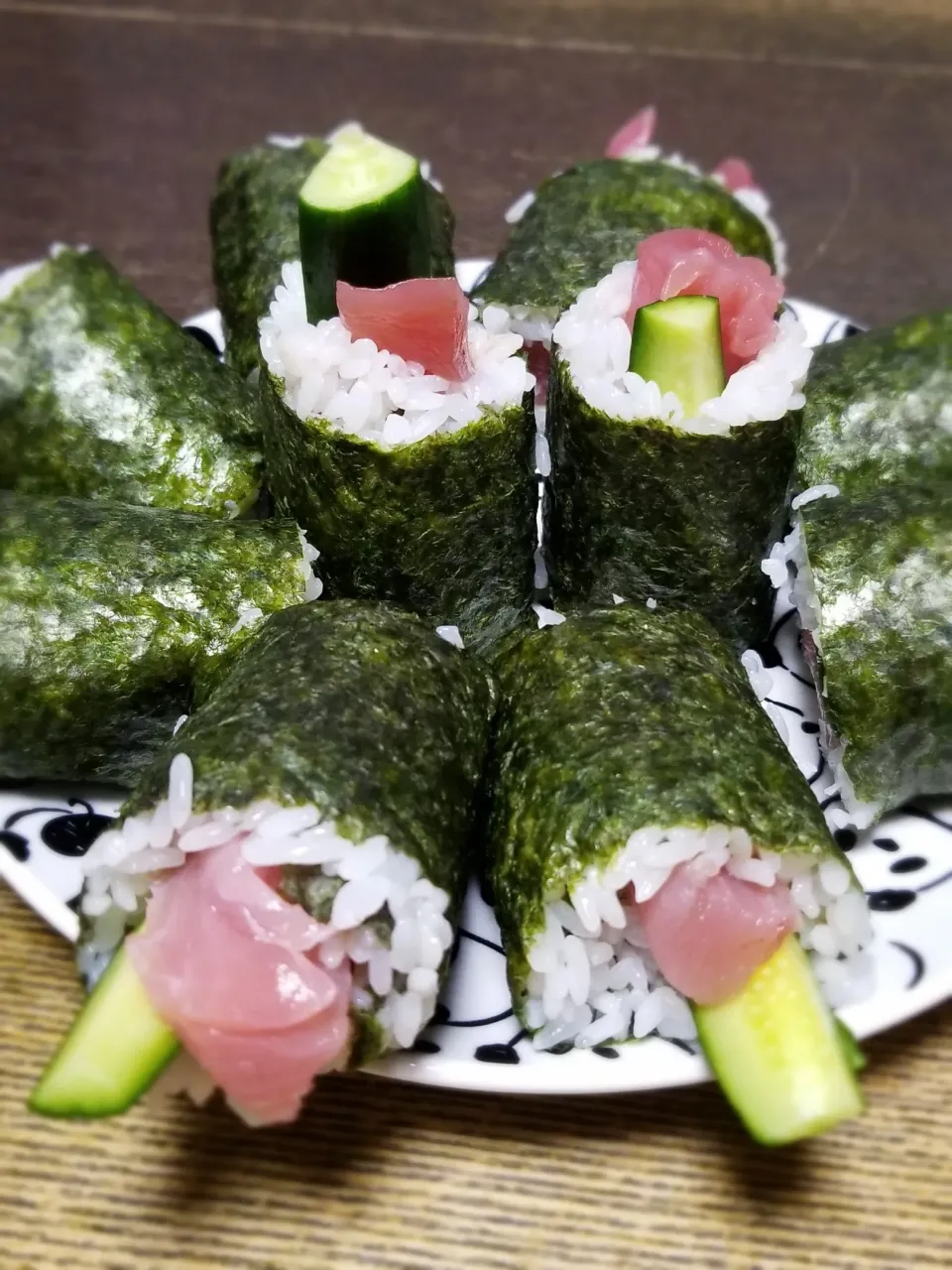 パパ作👨はみ出し鉄火っぱ巻き🍣|ぱんだのままんさん