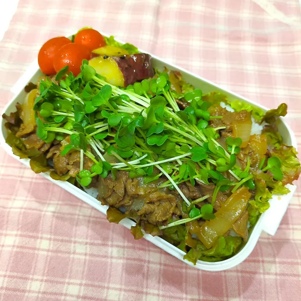 Snapdishの料理写真:かいわれ大根たっぷりの焼肉丼弁当♥|みちゅあしさん