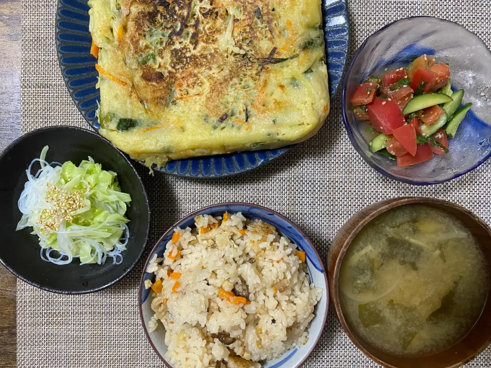 チヂミ（失敗😩）　春雨キャベツの塩ダレ　トマトときゅうりの中華和え　炊き込みご飯　味噌汁|♡misaki♡さん