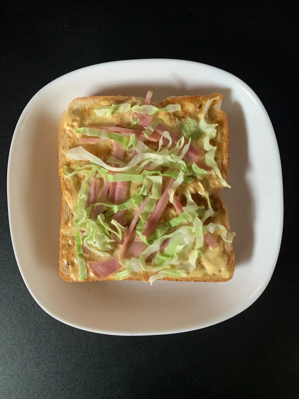 ベーコンとキャベツの焼き肉のタレマヨトースト|そらまめさん