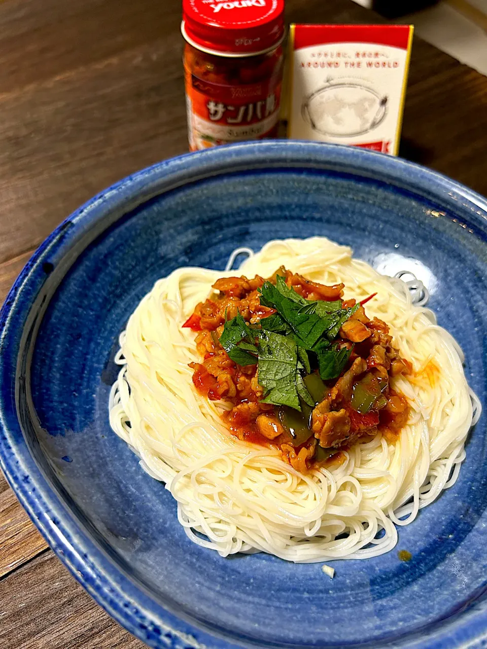 【おいしい世界ごはんパートナー】まぜそば風トマトと豚肉のサンバル素麺|ナガマンさん