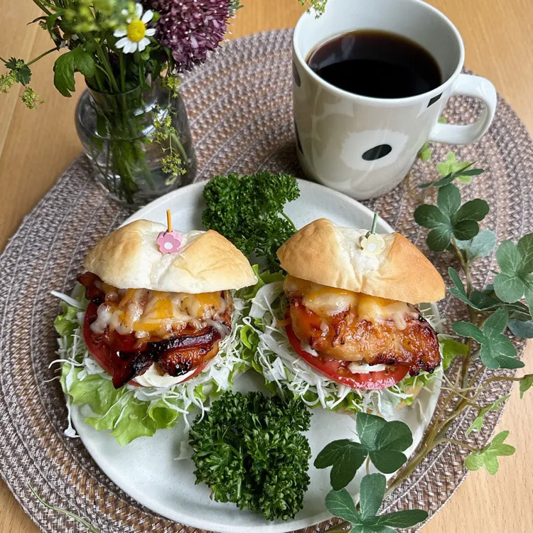 Snapdishの料理写真:6/28❤︎チーズ照り焼きチキン牛乳ロールサンド🌱

朝から雨…☔️
今日は久しぶりに神宮球場参戦ですがこの雨では雨天中止なるかな🥲てか球団さん！中止なら早めに連絡ください〜🙇‍♀️

＊ 牛乳ロール
＊ チーズ照り焼きチキン
＊ フリルレタス ＊キャベツ＊トマト|Makinsさん