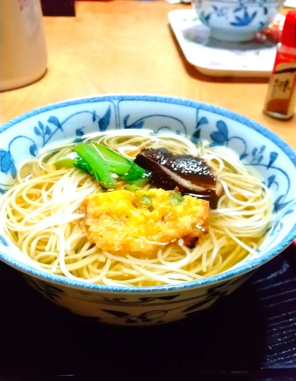 Snapdishの料理写真:にゅう麺
素麺　かき揚げ　しいたけ　小松菜
出汁|みやちゃんさん