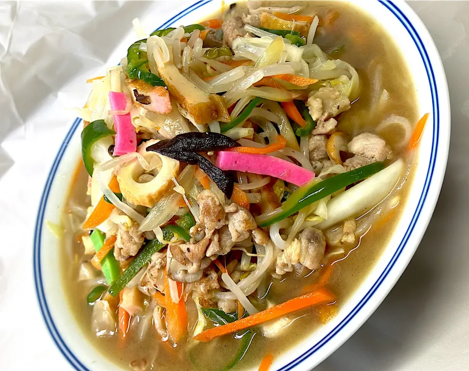 Snapdishの料理写真:ちゃんぽんってこんな食べ物です🍜麺に辿りつくまで5分かかる野菜🥬まみれの地元流のちゃんぽん🍜景徳鎮の超大どんぶりで🍜 出汁も即席のちゃんぽん出汁は使わず作ってます🍜|🐈⸒⸒⸒⸒つるのダンス🐈🐾さん