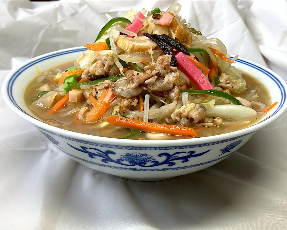 ちゃんぽんってこんな食べ物です🍜麺に辿り着く迄5分かかる野菜まみれ🥬景徳鎮の超大どんぶりで🍜の別アングル🍜  私の作業場昼ご飯をある材料でチャチャっと🍜出汁ももちろん即席のちゃんぽん出汁は使ってません🤗|🐈⸒⸒⸒⸒つるのダンス🐈🐾さん