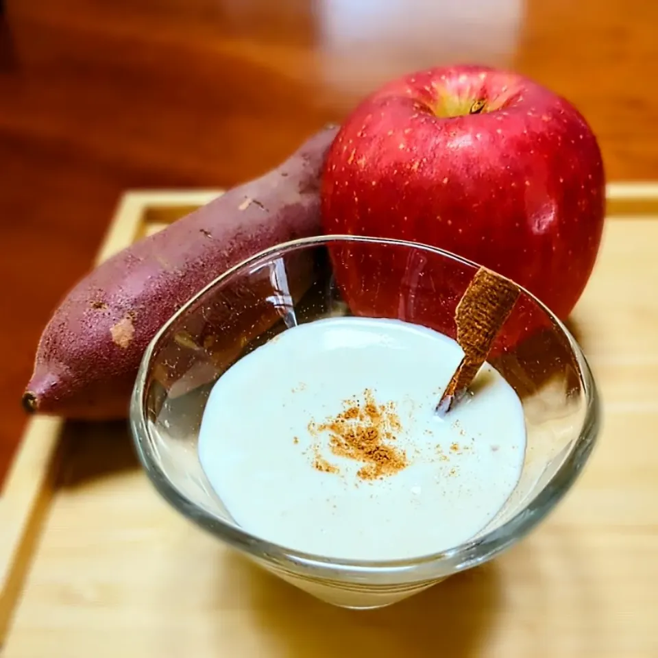 Snapdishの料理写真:りんごとさつまいもの腸活ポタージュ🍠🍎

女性に人気✨

食物繊維が豊富で血糖値を上げにくく、腹持ちもバツグン☺

良質な炭水化物とビタミンやカリウムなどの微量栄養素がチャージできる、ダイエット中や腸活に嬉しいポタージュです。

サラリとしていて自然の甘さを感じるので、ダイエット中に甘いものが食べたいときや、食欲がない朝のエネルギーチャージにも🌳

温めても冷やしてもおいしくいただけます☺|森のごはん屋さんさん