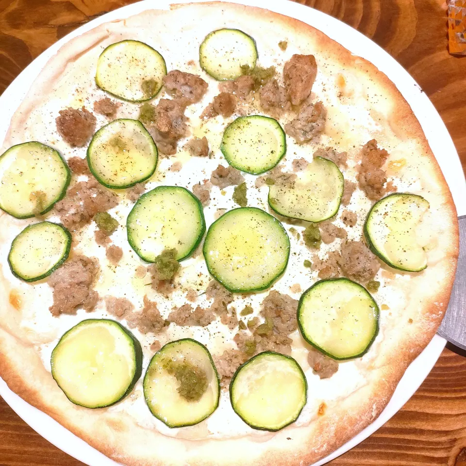 ズッキーニとサルシッチャの夏pizza🍕|ファンメイ🌺さん