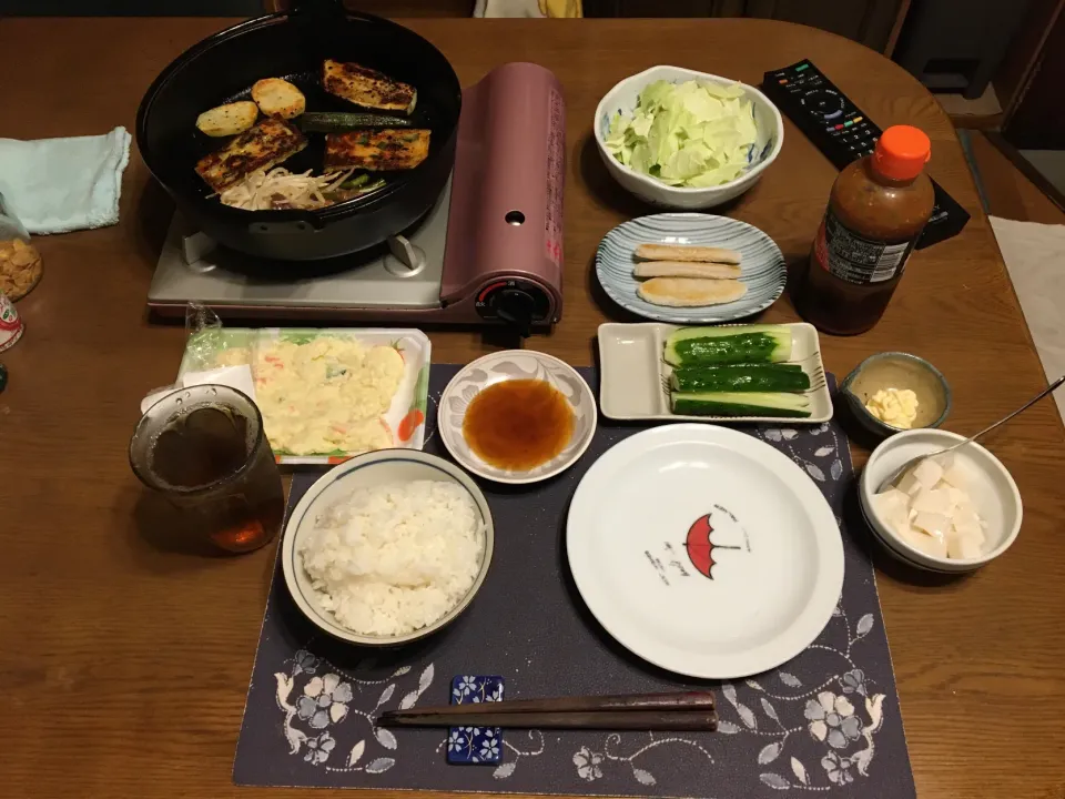 Snapdishの料理写真:ご飯、南部鉄器の鉄鍋焼き(米国産味付牛バラカルビ肉＋ニンニクの芽、もやし、ジャガイモ、なす、オクラ、チヂミ)、バリバリキャベツ、笹かまぼこ、マヨキュー、ポテトサラダ、烏龍茶、代用牛乳寒天(夕飯)|enarinさん