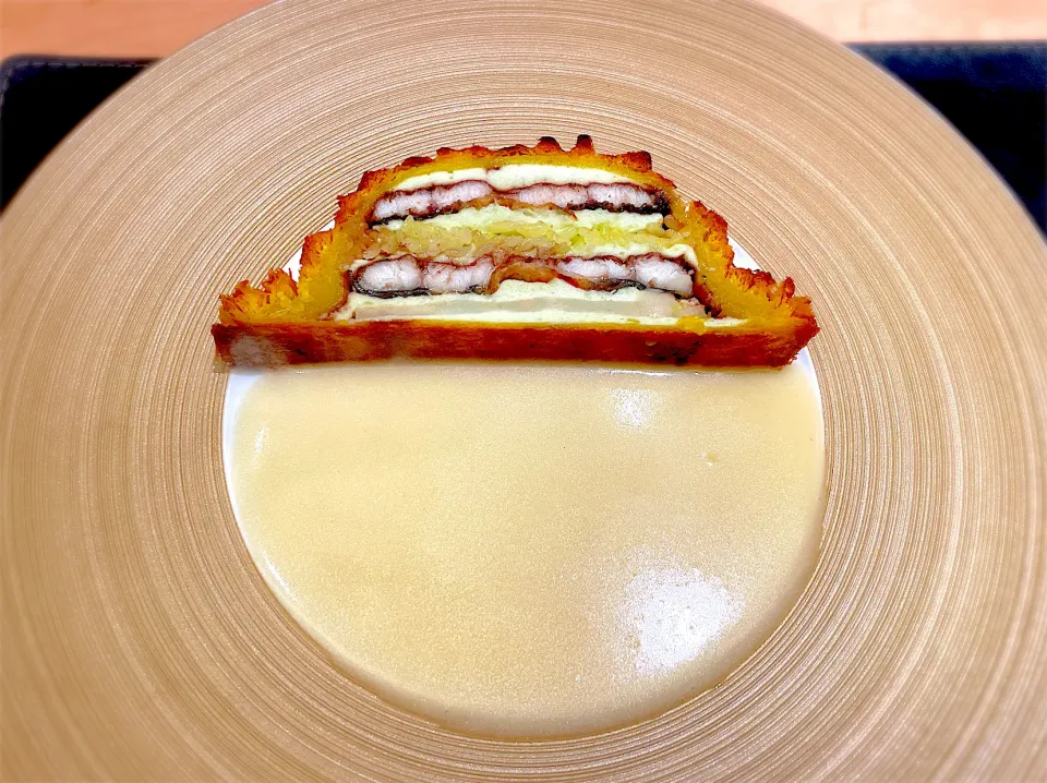 鰻パイ (鰻のコンフィ/サフランライス/鯛と帆立と菜の花のムース/根セロリのブールブランソース)|もうちゃんさん