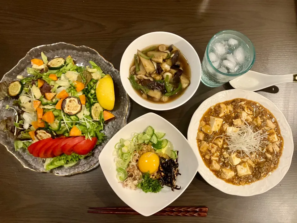 ⚫︎昨日の残りの四川風麻婆豆腐 ⚫︎取っていた出汁が傷みかけだったので急遽作った茄子とその他野菜の煮浸し  ⚫︎6種の葉物野菜とその他野菜だらけのサラダ  ⚫︎納豆卵薬味たっぷり(昆布佃煮は自家製)|tatsuponさん