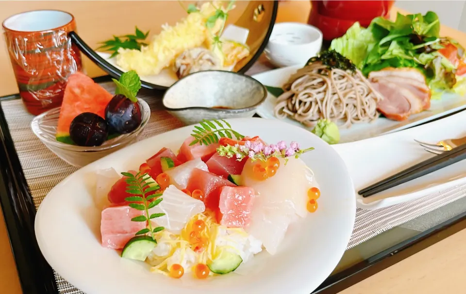 Snapdishの料理写真:夕食　　　海鮮丼　鴨蕎麦　天ぷらカレー塩|トモロヲさん