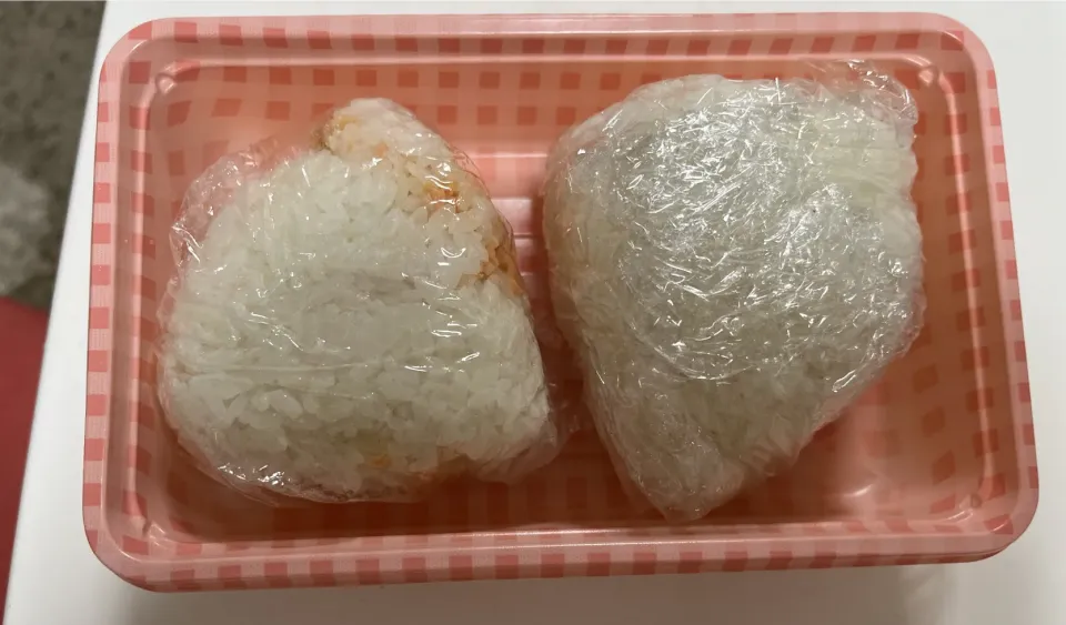 Snapdishの料理写真:部活弁当☆鮭フレーク☆しいアラ！。今日も部活弁当。昨日4つ持って行って多かったらしいから2個。|Saharaさん