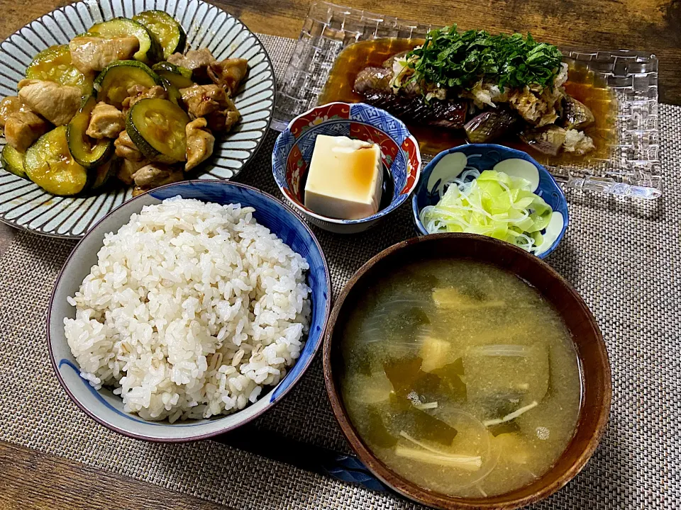 Snapdishの料理写真:焼きナス　ズッキーニと鶏肉の甘酢炒め　作り置き　冷奴　麦ご飯　味噌汁|♡misaki♡さん