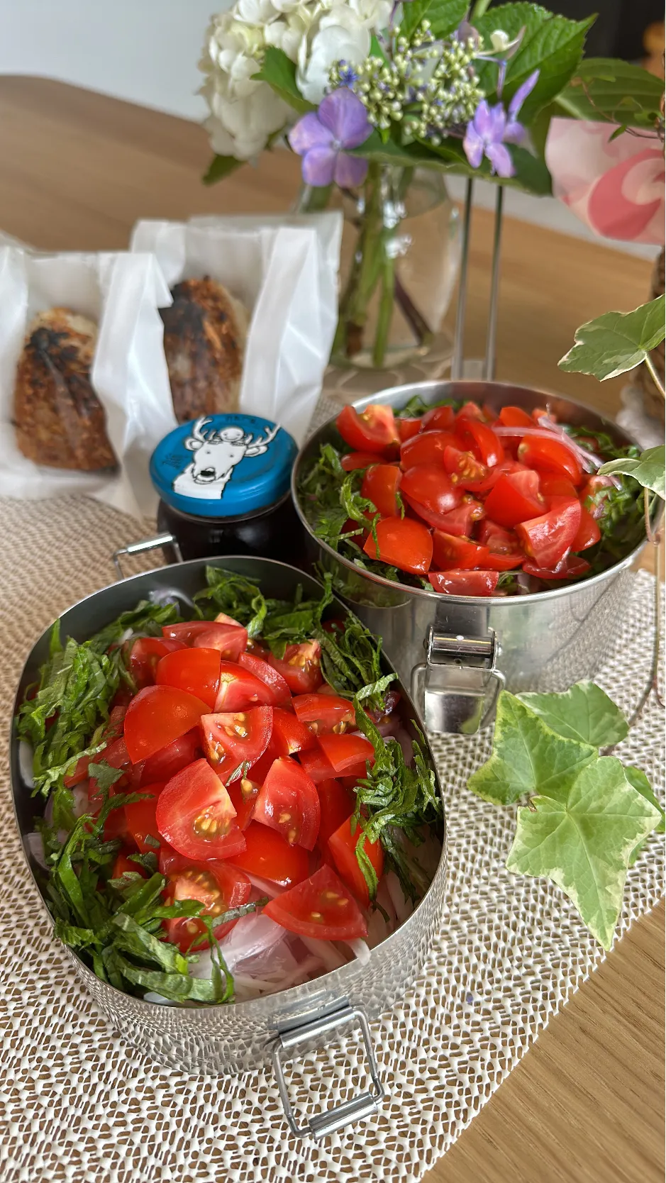 Snapdishの料理写真:紫玉ねぎ、大葉、ミニトマト🍅ぶっかけ素麺弁当〜焼きおにぎり🍘つき|MOMO-chan☻さん