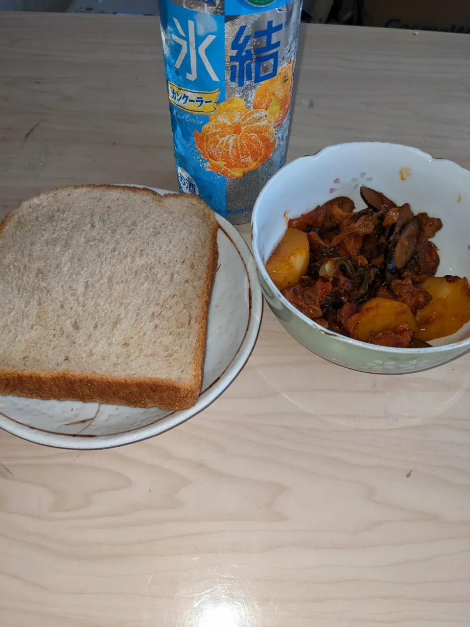 2024/06/29の食事もフードロス対策メニューです。
・鶏肉＋野菜のトマト煮（鶏肉＋人参＋白菜＋ピーマン＋長葱＋セロリの葉＋牛蒡＋顆粒昆布だし＋米酢＋白ワイン＋油＋黒白ペッパー＋水＋トマトペースト）
・全粒粉入り食パン
・みかんクーラー|Tarou  Masayukiさん