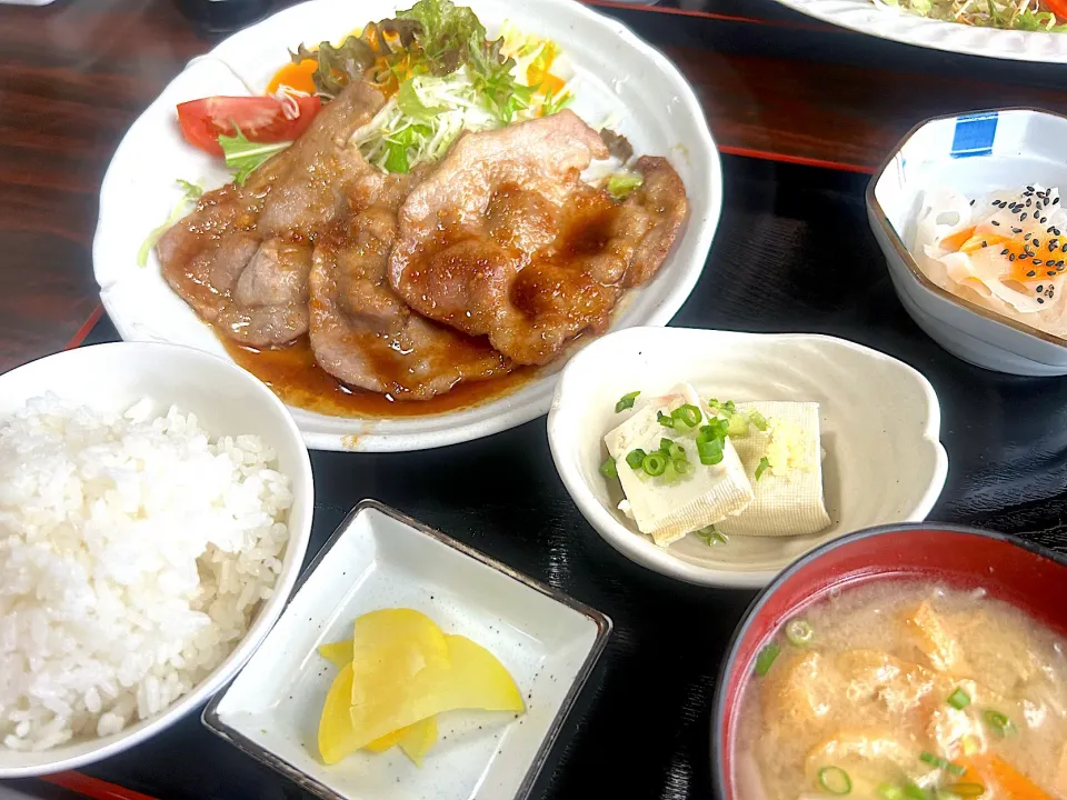 Snapdishの料理写真:豚の生姜焼き定食|ぶりっとさん