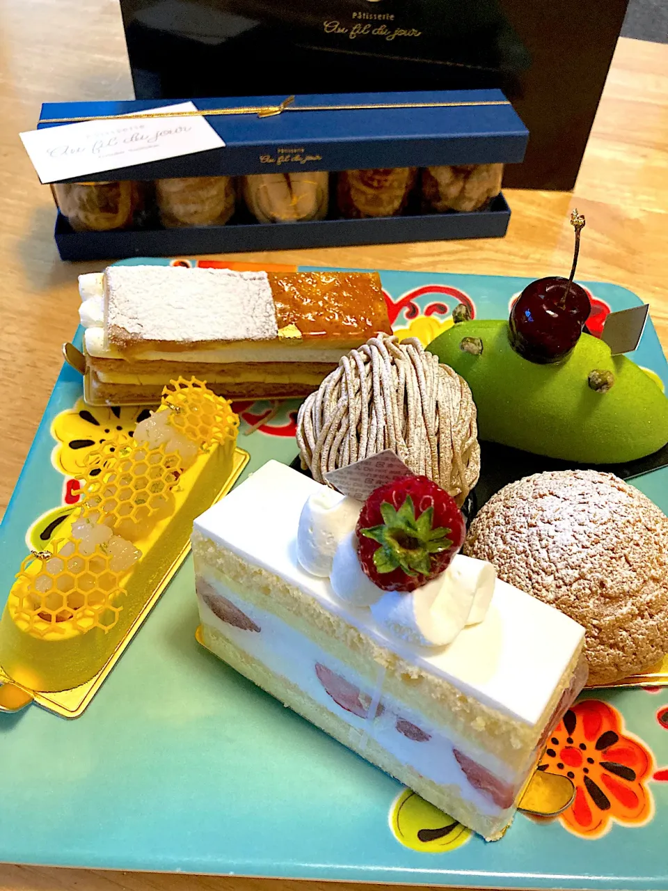 お誕生日に旦那さんが買って来てくれたケーキと焼き菓子🥰|さくたえさん