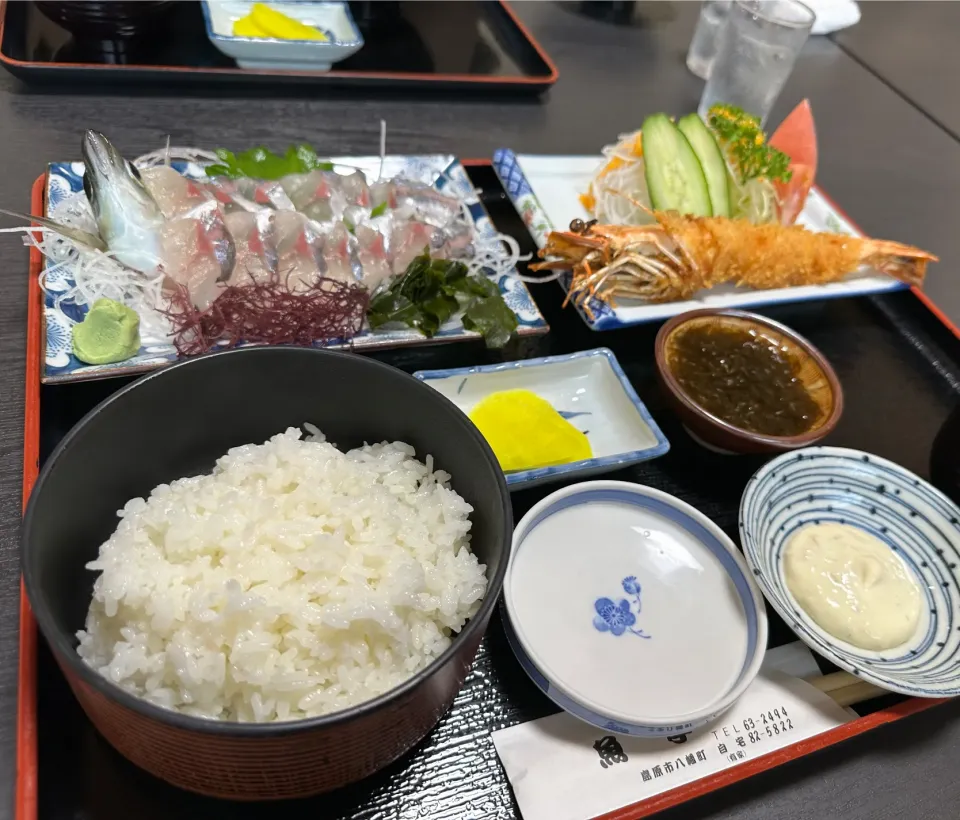 Snapdishの料理写真:活あじ刺身とジャンボエビフライ定食🐟🍤|buhizouさん