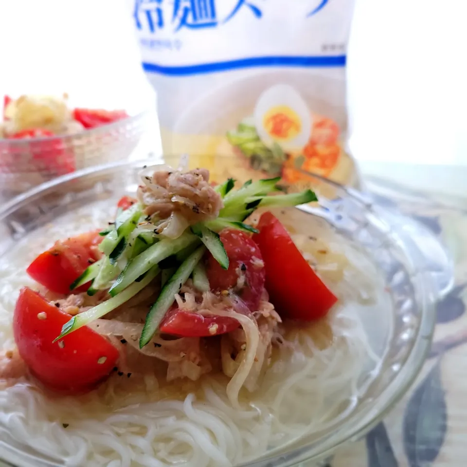 馬場ちゃんレシピをヒントに
ツナとトマトのナムルと冷麺スープの
アレンジそうめん

黒胡椒はたっぷり|みるくここあさん