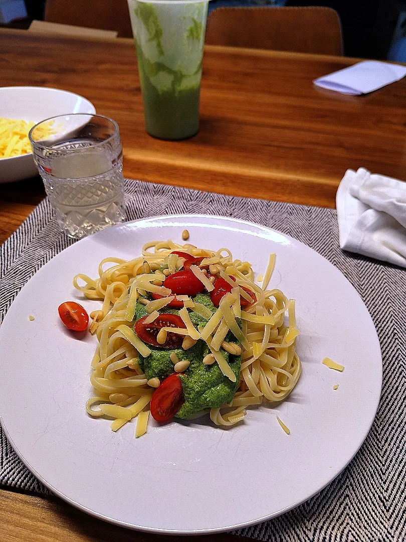 Spinache pesto with nuts and tomatoes and pasta|Vera Andrianova Forwerkさん