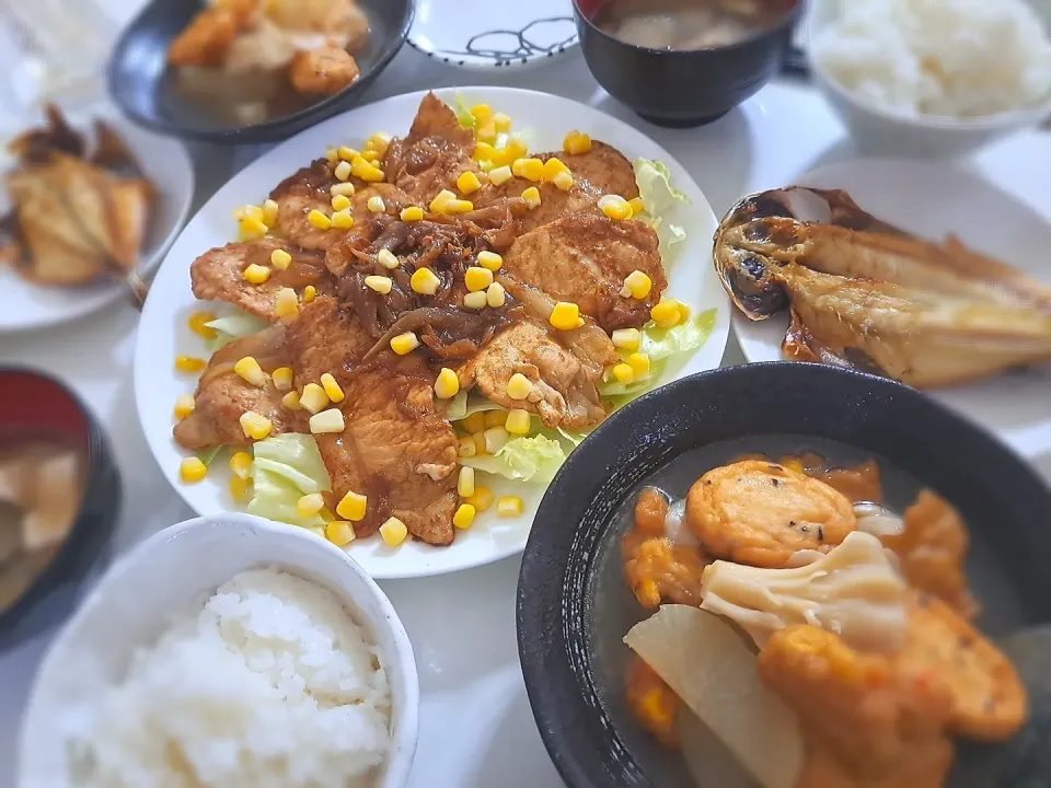 夕食(*ˊ˘ˋ*)
豚肉と玉ねぎのみそ炒め&レタスコーン
煮物(大根、白身魚のさつま揚げ、コーンと野菜のさつま揚げ、まいたけ)
焼魚(アジ)
おみそ汁(なす、豆腐、ごま油、すりゴマ)|プリン☆さん