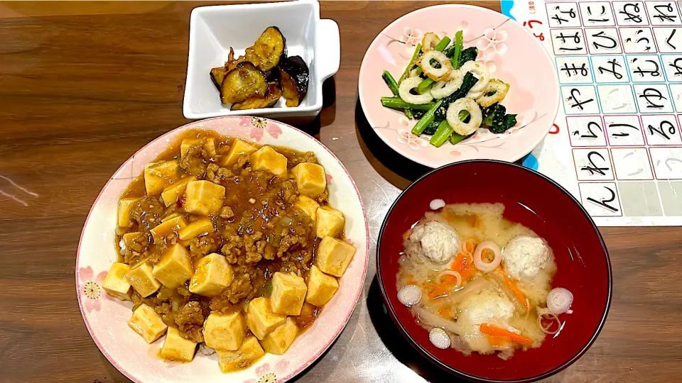 麻婆豆腐丼　つみれ汁　小松菜と竹輪の胡麻和え　ナスの照り焼き|おさむん17さん