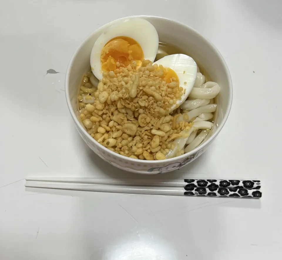 晩御飯☆冷やしうどん。ゆで卵と天かす。子供達とパパには、うどん揚げも追加。|Saharaさん