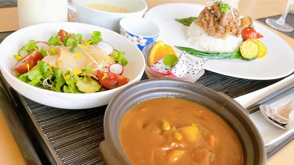 和牛カレーライス　　　　　　　　　　　　　　鯛のマリネサラダ　　　　　　　　　　　　　　　　　ピーチラッシー|トモロヲさん