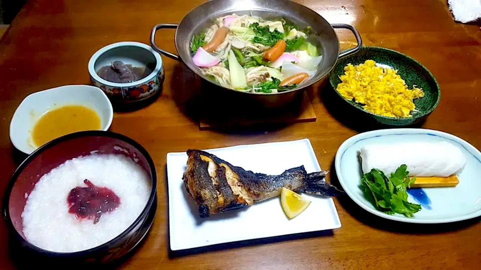 今が旬のイサキを釣ってきて半分を塩焼きに 梅粥 地元のちりめんじゃこの卵とじ 残り野菜をウインナー入れて湯豆腐🍲 刺身こんにゃくの残り 焼き抜き蒲鉾の板わさ|🐈⸒⸒⸒⸒つるのダンス🐈🐾さん