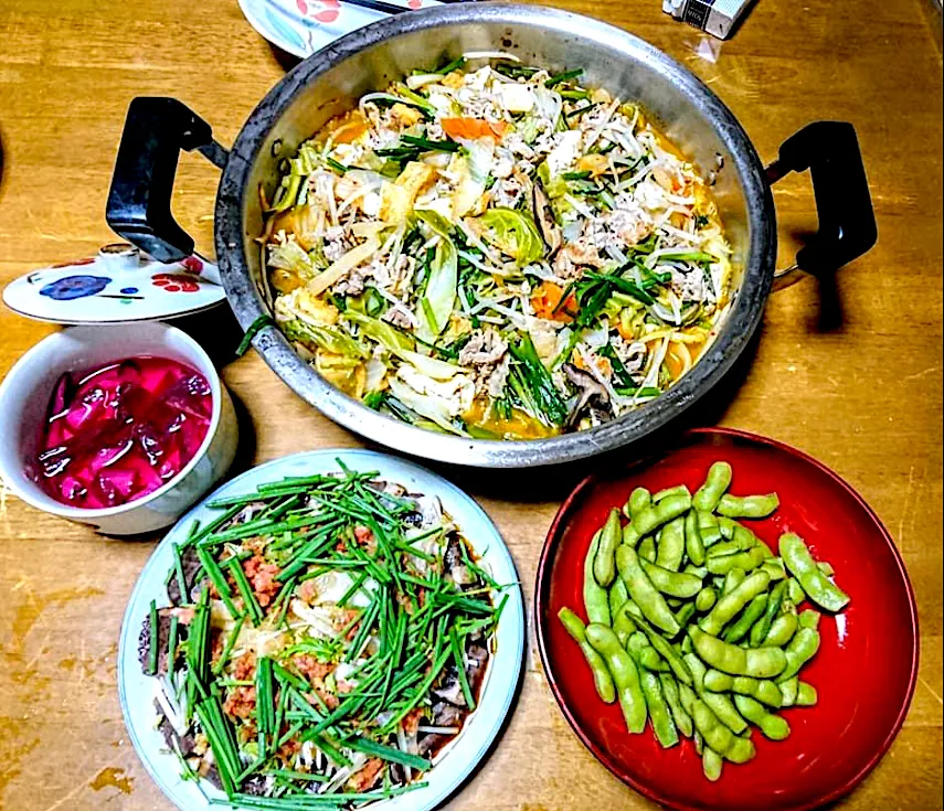 余り物野菜の晩御飯 無水キムチ鍋🍲 カツオのタタキ山口県長門市ちゃん風🐟 頂き物の枝豆を処理して塩茹で 添加剤、着色料たっぷりの100円しば漬けが妙に食べたくて😍|🐈⸒⸒⸒⸒つるのダンス🐈🐾さん