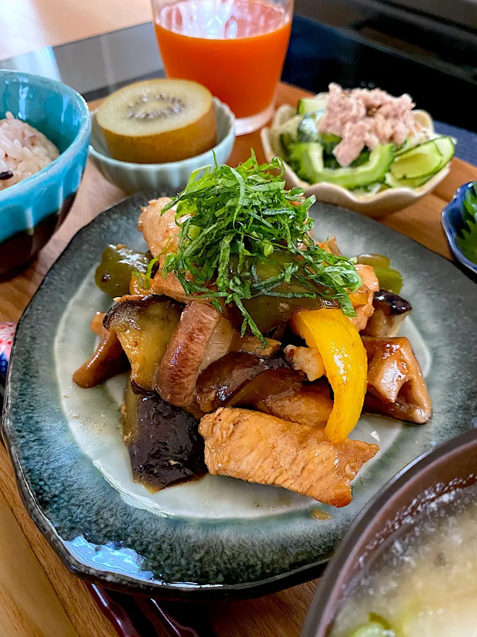 ゆかりさんの料理 彩り野菜とエリンギ鶏胸肉の黒酢炒め🐓|ゆかりさん